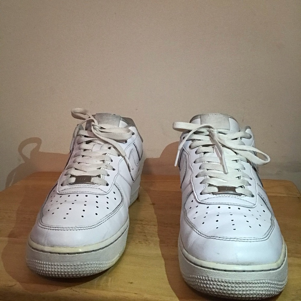 I’m selling a pair of Air Force ones.